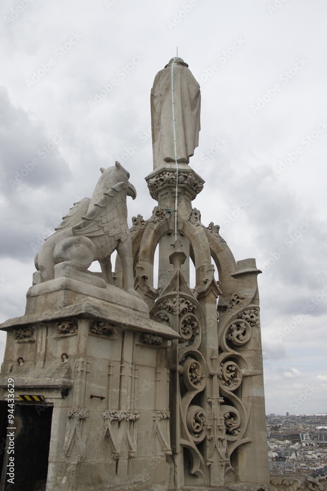 Statue au sommet de la Tour Saint Jacques à Paris