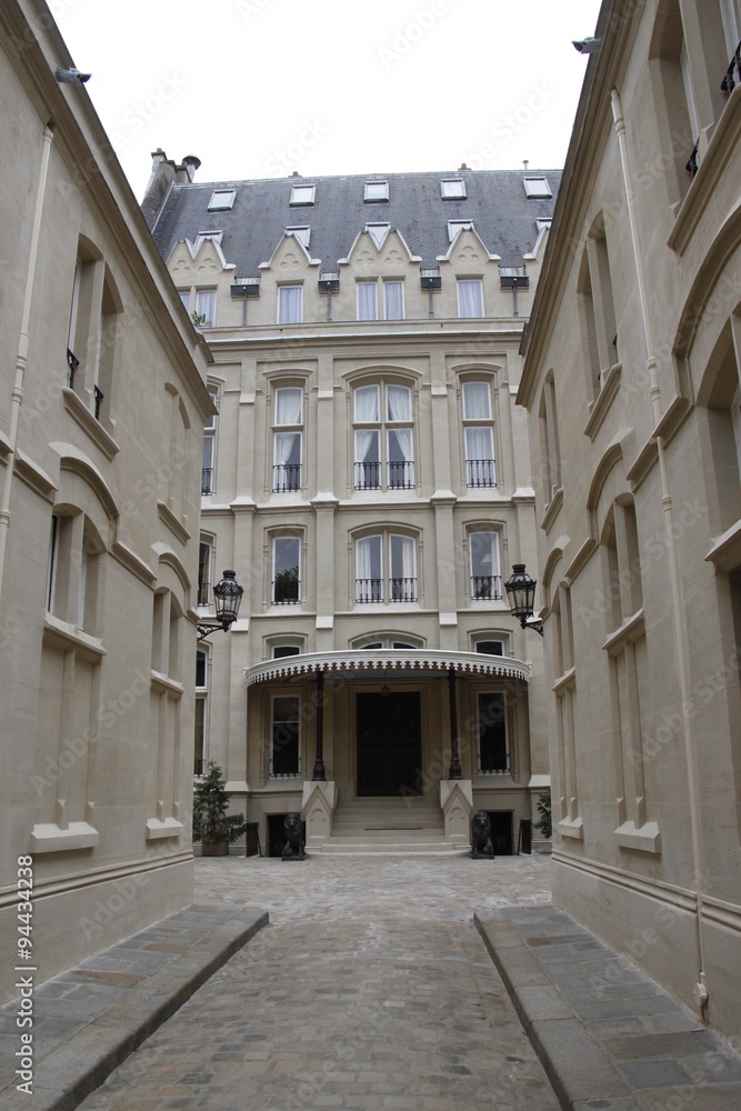 Cour intérieure pavé d'un immeuble ancien à Paris