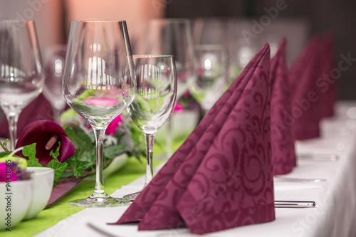 Gläser auf gedecktem Tisch