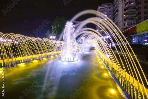 Fotografía Illuminated Water Fountain By Night