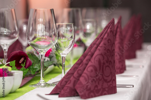 Gläser und Servietten auf gedecktem Tisch