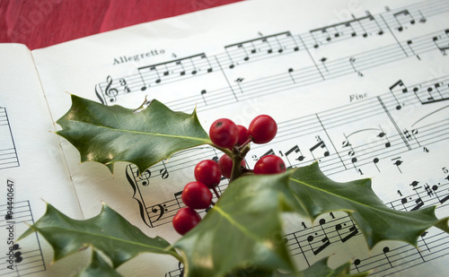 Notenblätter für Klavier und Ilex, Stechpalme mit roten Beeren