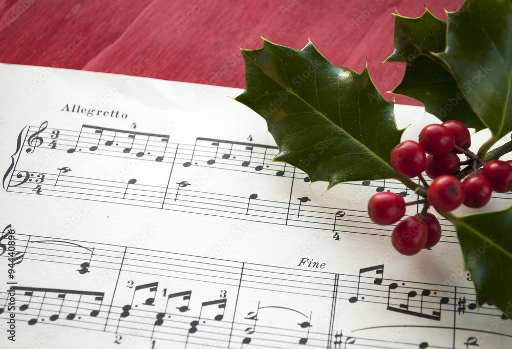 Fototapeta premium Notenblätter für Klavier und Ilex, Stechpalme mit roten Beeren