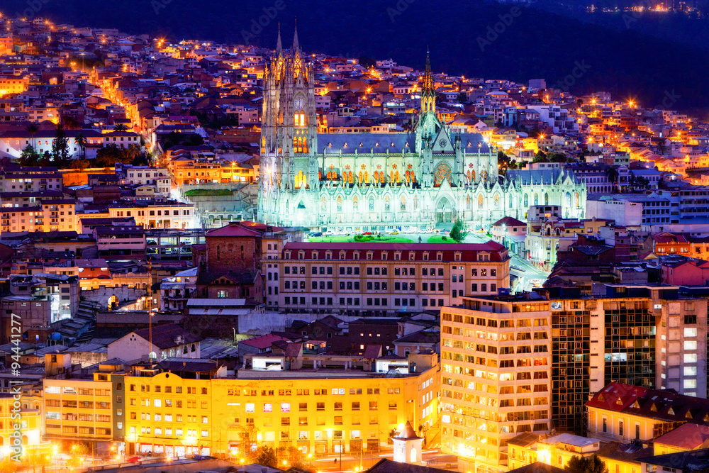 Fototapeta premium The Basilica of the National,a historic Roman Catholic church in the center of Quito,Ecuador,offers a captivating blend of architectural beauty and religious significance.