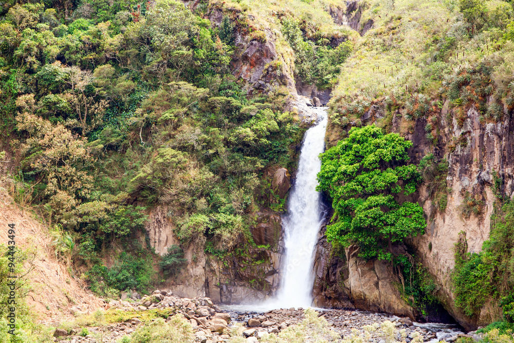 Fototapeta premium A breathtaking landscape in Ecuador's Banos, nestled in the Andes of South America. This place offers stunning waterfalls and lush canopy views.