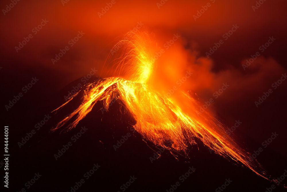 Fototapeta premium erupcja wulkanu lawa krajobraz wulkanu eksplozja tungurahua ekwador aktywna magma południowa erupcja tungurahua eksplodująca w nocy 30 11 2011 ekwador strzał z kanonu eos 5d marker ii konwersja