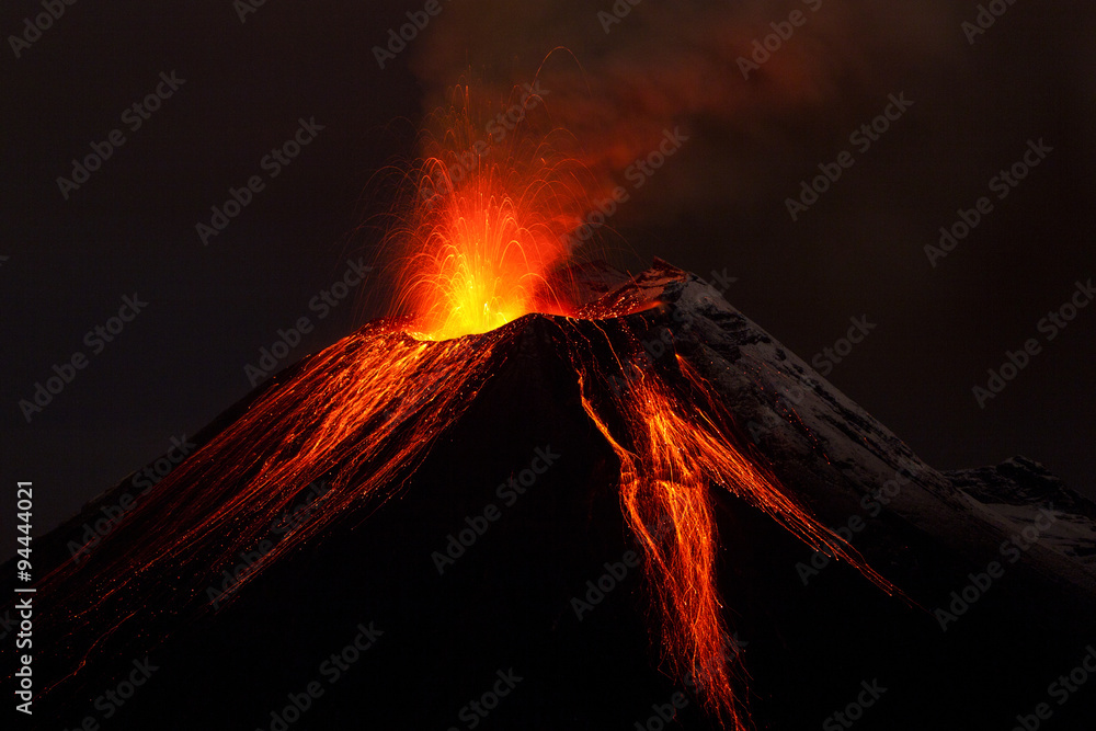 Obraz premium wulkan lawa wybuch wulkanu ekwador mały wulkanologia ciemny krajobraz góry tungurahua wulkan eksploduje w nocy z 28 na 11 2011 ekwador strzał z kanonu eos mark iv przekształcony z surowego sma