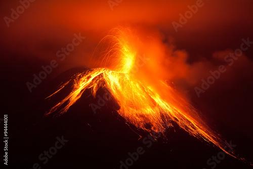 Valokuvatapetti volcano erupting lava volcan landscape tungurahua explosion ecuador active magma