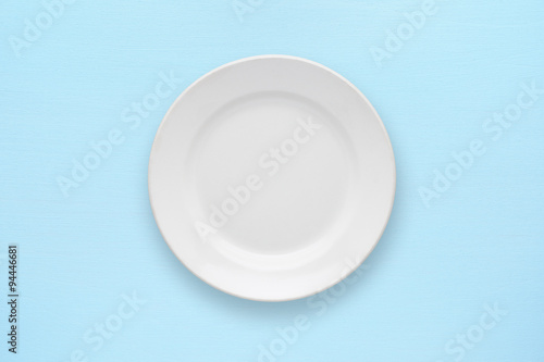 Canvastavla White empty plate top view on table