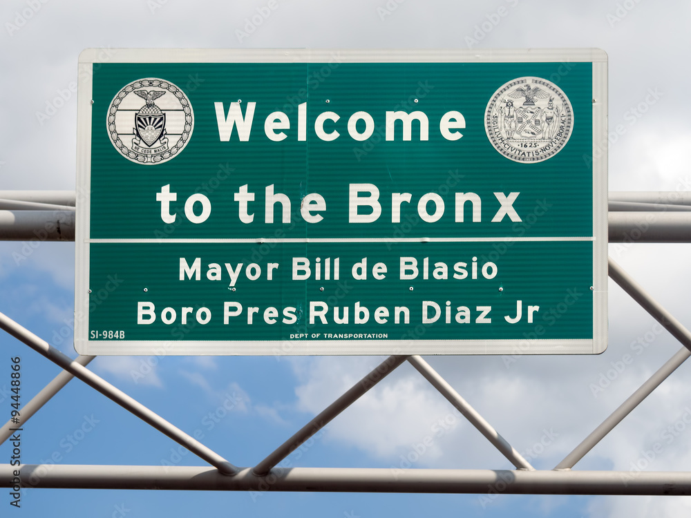 Naklejka premium Welcome to the Bronx street sign in New York City