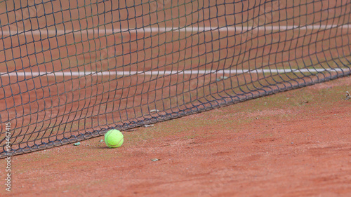 Gravel tennis court with tennis ball © michaklootwijk