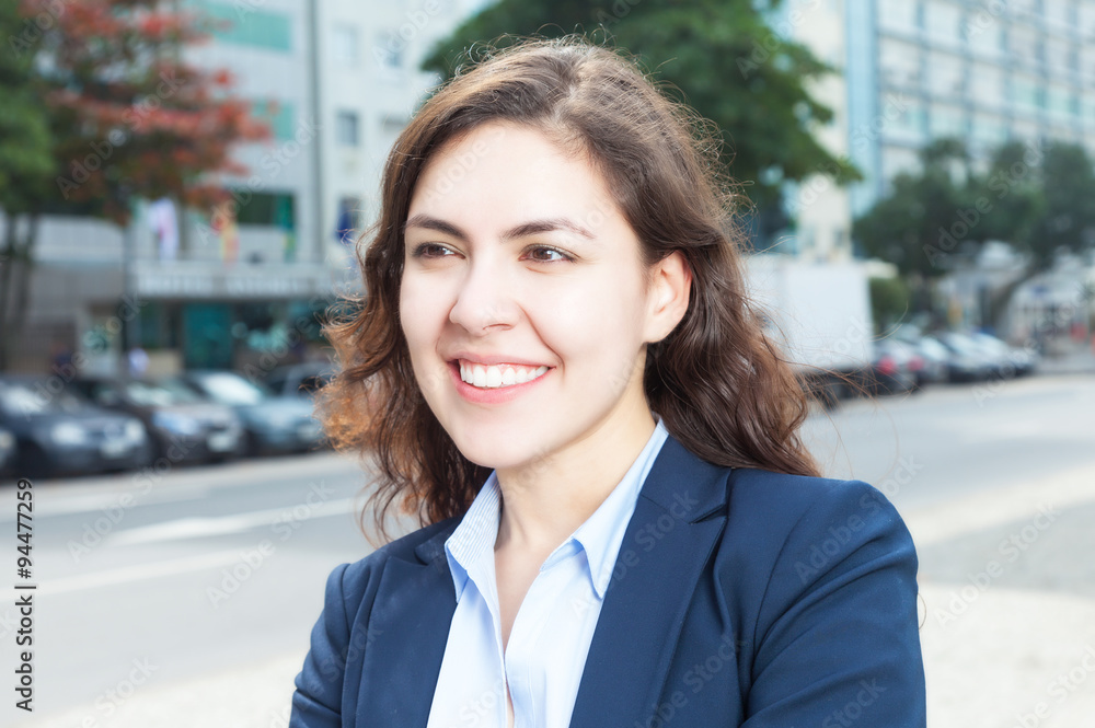 Dynamische Geschäftsfrau in der Stadt Dynamische Geschäftsfrau in der Stadt