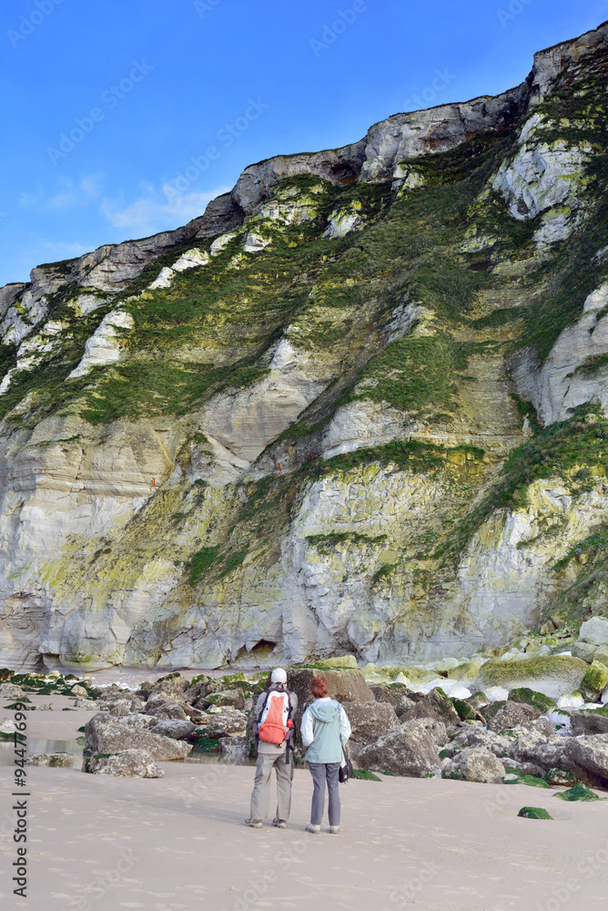 couple de randonneurs au pied des falaises