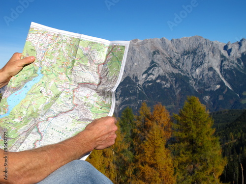 blick in die wanderkarte