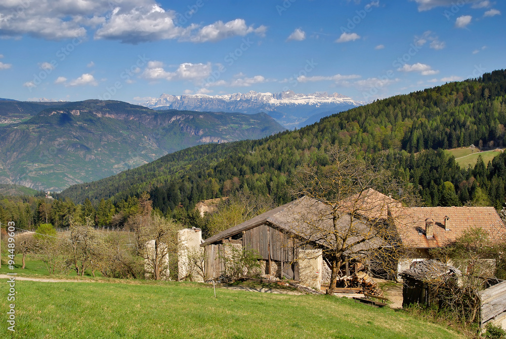 Pejzaż alpejski, na horyzoncie góry Dolomity Pejzaż alpejski, na horyzoncie góry Dolomity