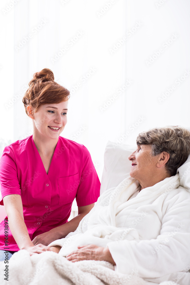 Obraz premium Professional carer and elderly patient