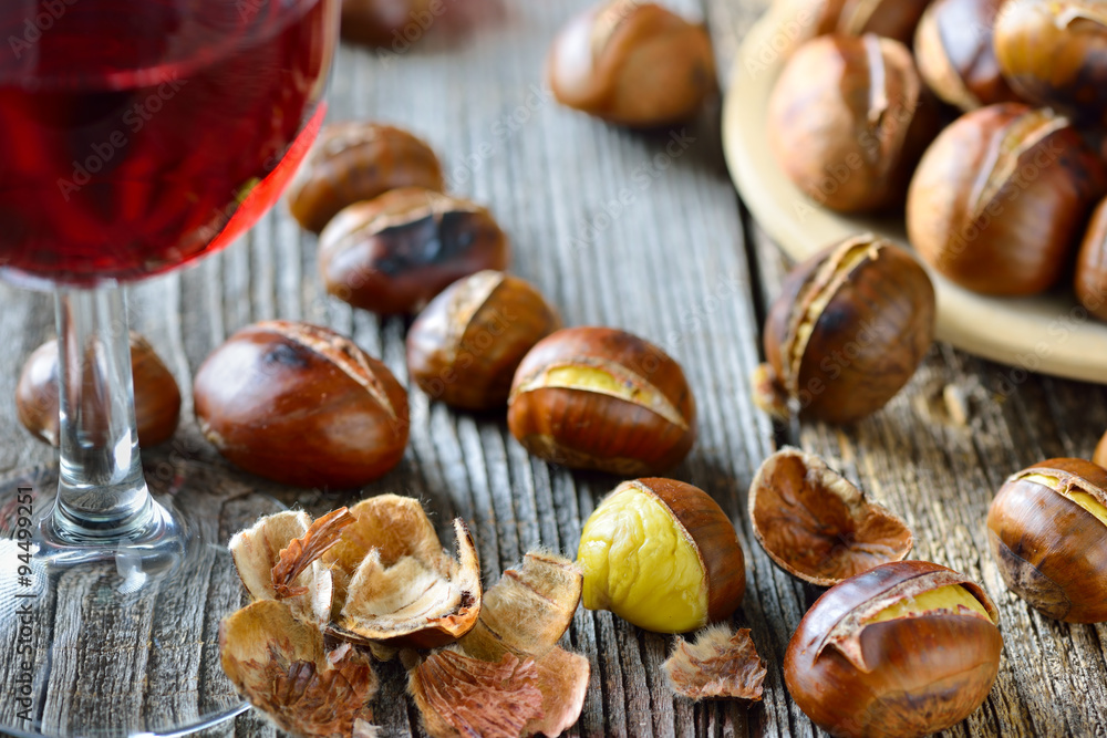 Geröstete Maroni mit Südtiroler Vernatsch Geröstete Maroni mit Südtiroler Vernatsch