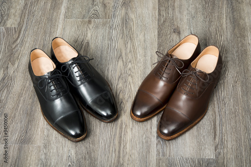 男性用の黒と茶色の革靴　２足並べて