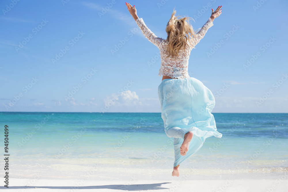 Happy woman on the beach - obrazy, fototapety, plakaty 