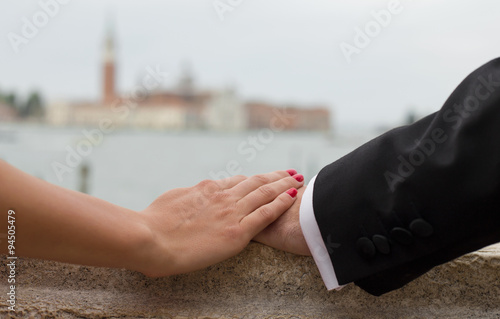 Foto Elegant couple holding hands