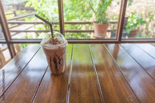 Obraz na płótnie Ice chocolate on table in the garden w salonie