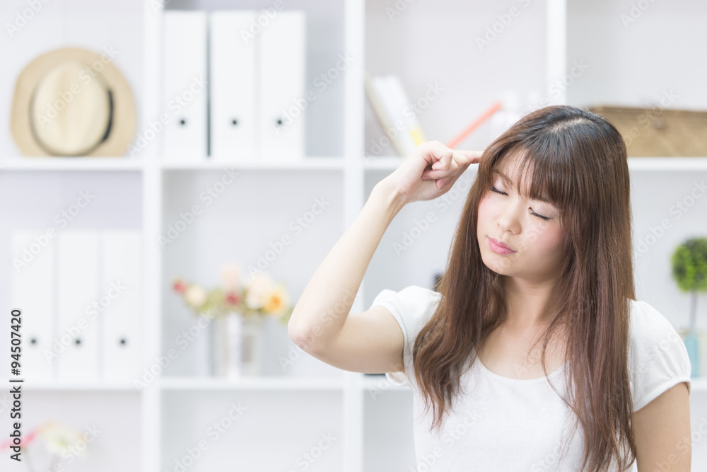 半袖の女性(部屋バック) 半袖の女性(部屋バック)
