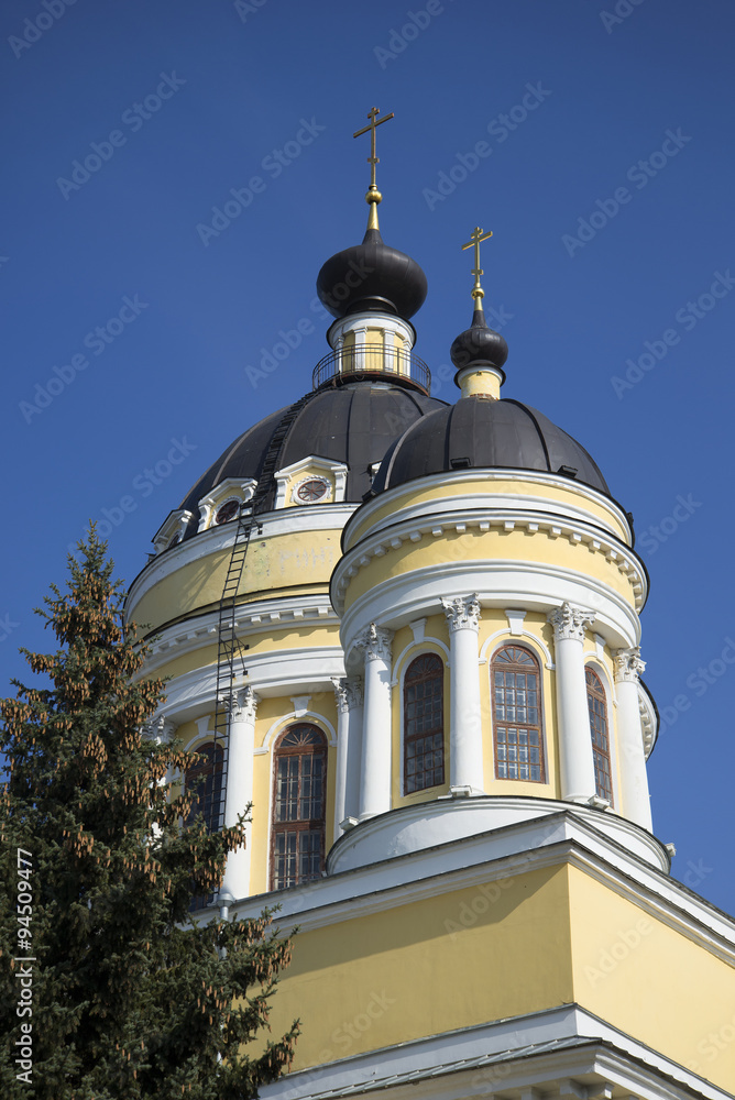Главный купол Спасо-Преображенского собора на фоне голубого неба. Рыбинск, Ярославская область, Россия