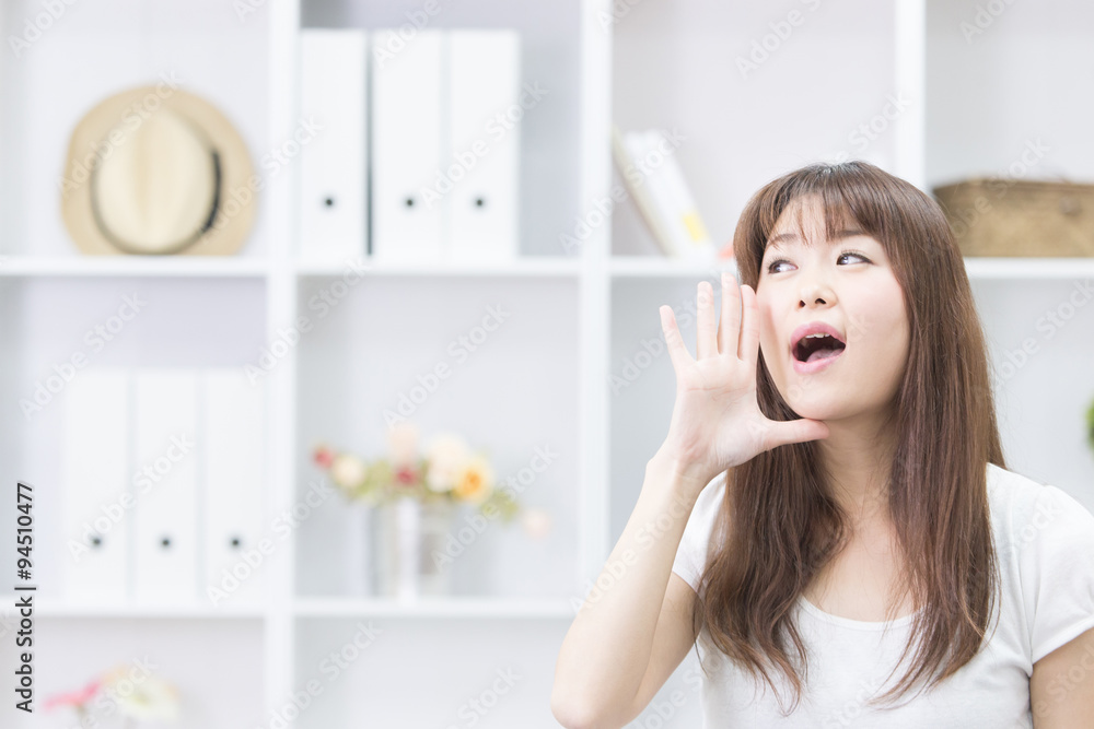 半袖の女性(部屋バック) 半袖の女性(部屋バック)
