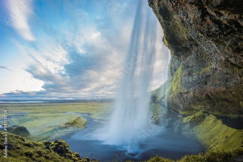 Seljalandsfoss è una delle cascate più famose in Islanda photo