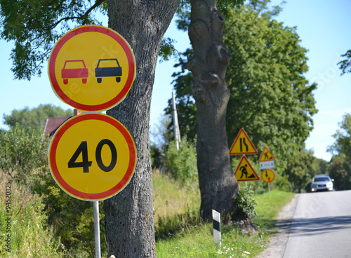 Fotografía Road signs Overtaking is forbidden, Restriction of the maximu