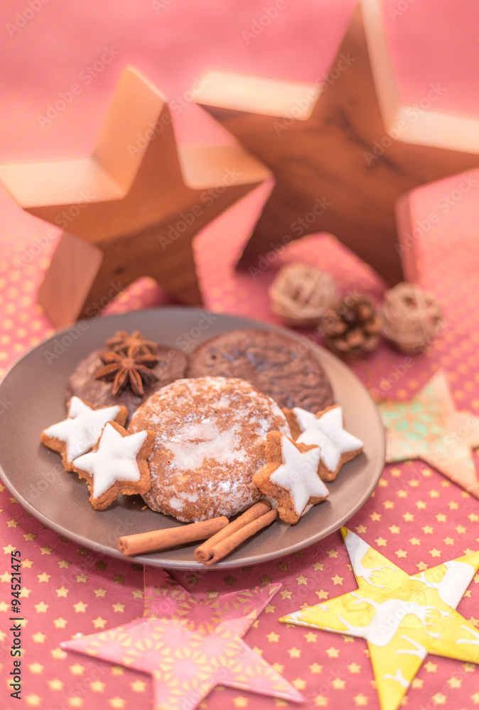 Weihnachtssterne und Lebkuchen Weihnachtssterne und Lebkuchen