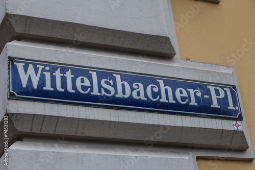 München - Straßenschild Wittelsbacher Platz © esiewert