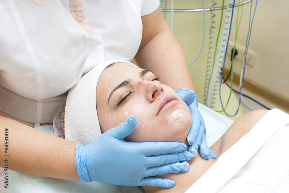 Obraz premium woman passes treatment mask facial at the beauty salon