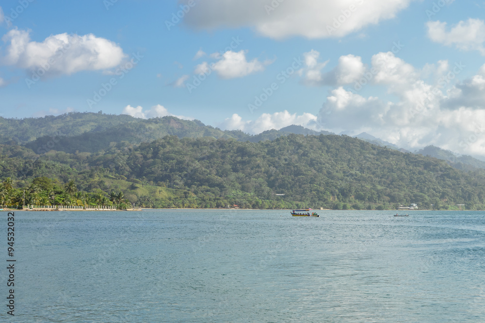 Obraz premium Beautiful tropical coast of the Caribbean sea by the little town of Omoa in Honduras