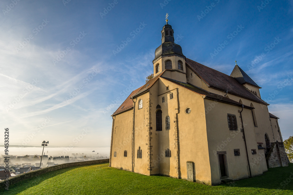 Bergkirche mit Nebel