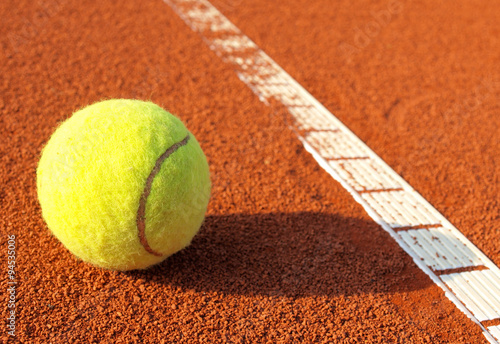 tennis ball and tennis court © Željko Radojko