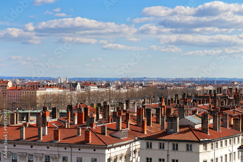 Cheminées sur les toits de lyon photo