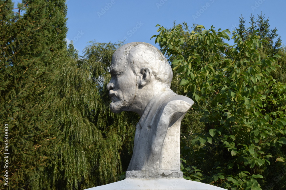 Obraz premium Old monument to Lenin