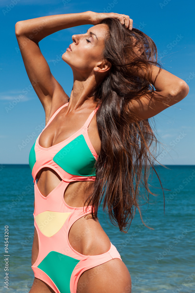 Naklejka premium Attractive girl enjoys hot summer day at the beach.