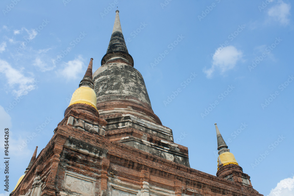 Fototapeta premium An old beautiful temple in Thailand, Wat Yai Chai Mongkol, Ayuuthaya