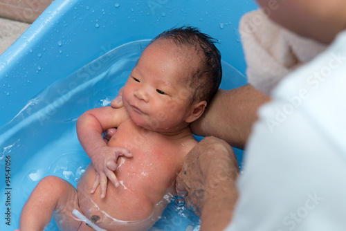 Newborn baby bathing