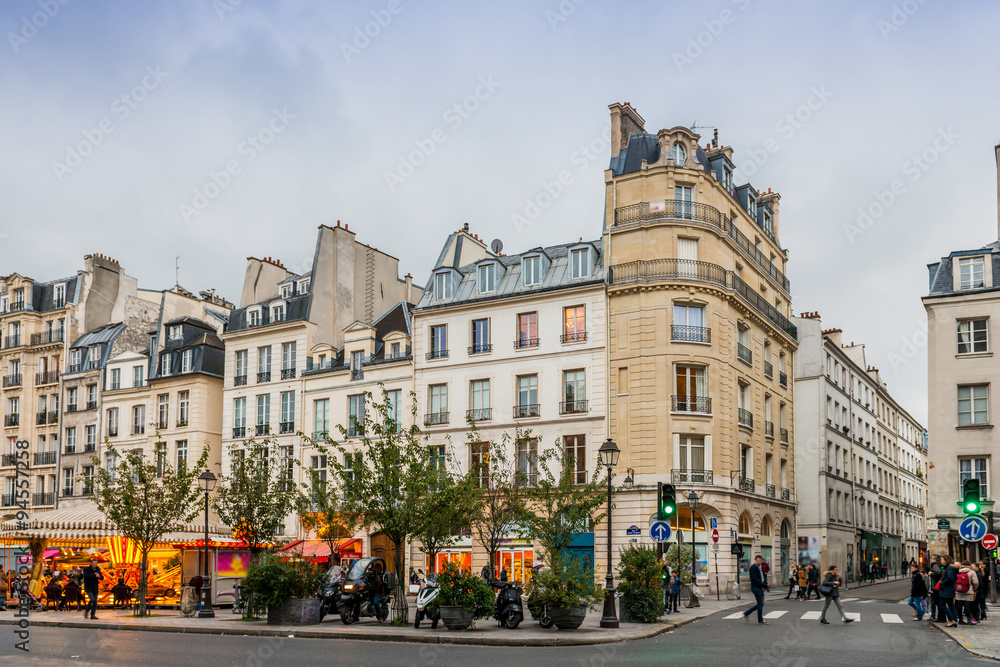 Obraz premium Rue Saint Antoine w Paryżu, Francja