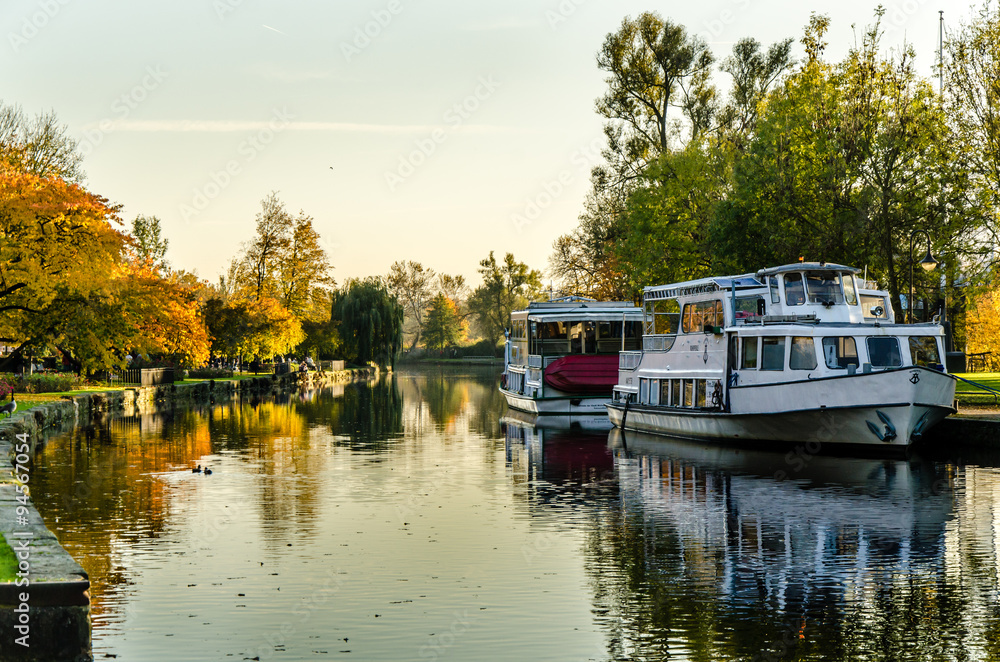 Fototapeta premium Herbststimmung am Wasserhafen in Mühlheim