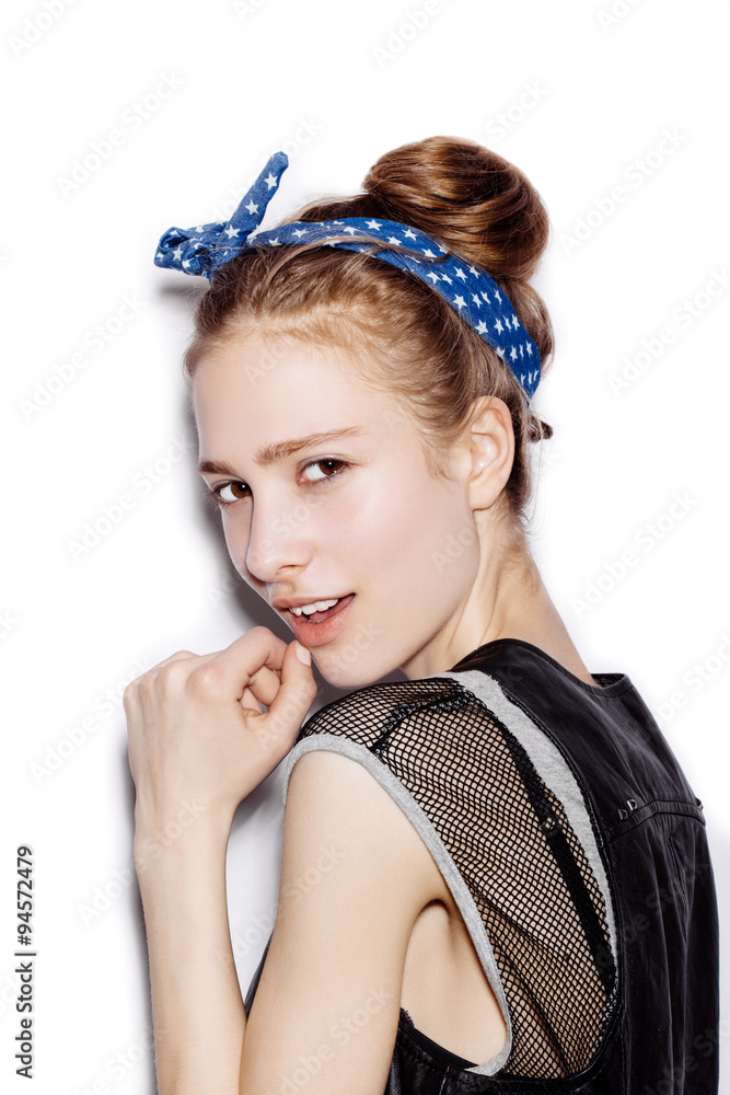 Naklejka premium Fashion portrait of beautiful girl wearing sunglasses