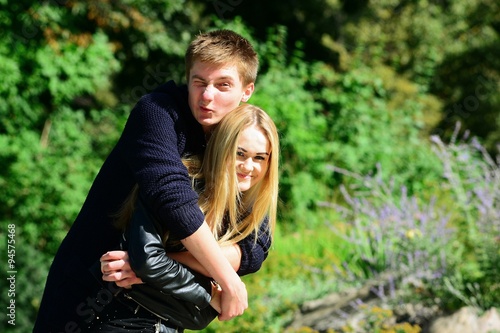 Obraz na płótnie Young couple in Vilnius town Bernardinu garden on autumn w salonie