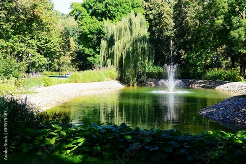 Obraz na płótnie Fountain in Vilnius town Bernardinu garden on autumn w salonie