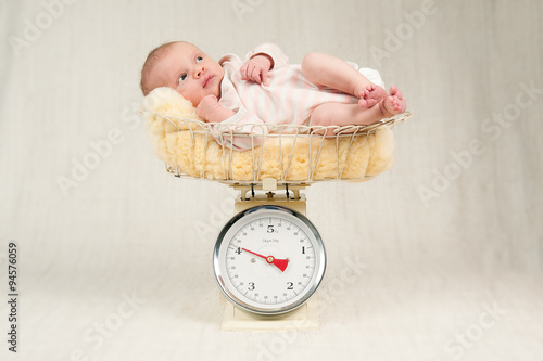 Baby auf Küchenwaage