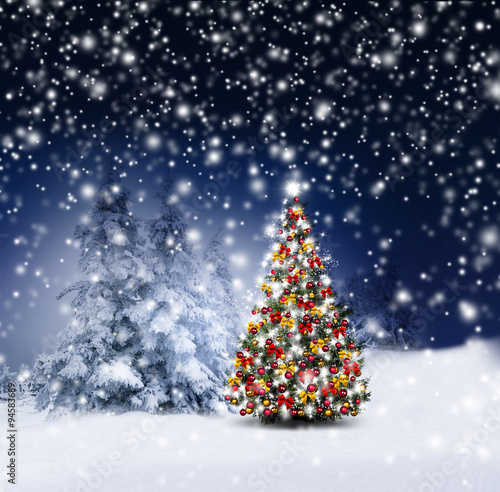 Bunter Christbaum in Verschneitem Winterwald