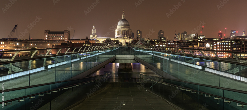 Obraz premium Millennium Bridge and St Pauls Cathedral at night in London
