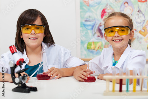 Kids in elementary science class